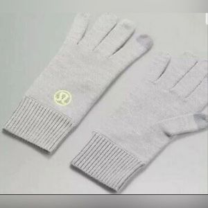 Women’s lululemon warm revelation gloves, tech in grey size M/L